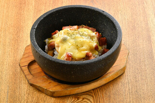 Shunsai Nikuyaki Izakaya Bonta - 季節限定 ベーコンチーズと木の子の熱熱石焼ビビンバ