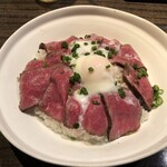 鐵 - ローストビーフ丼アップ。もう少し火が通ってる方が好みかな？