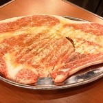 大阪焼肉・ホルモン ふたご 横浜伊勢佐木モール店 - はみ出るカルビ