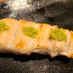 炭焼ゑん - ③ささみの山葵載せ(宮崎赤鶏)(税込250円)
            少し火入れが強く潤いが少なめな気がします
            個人的にはしっとり系のレアが好きなのですが、広島は基本的に火入をしっかり入れるのが標準みたいです