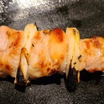 炭焼ゑん - ④ねぎま(宮崎赤鶏)【塩】(税込250円)
            腿肉と葱の組み合わせかしら？
            肉質が軟らかく脂がしっかり、葱が脂を中和するからか、ジューシーだけどベタつきは控えめ