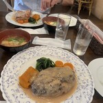 レストラン シン - 白いハンバーグ　付け合わせはかぼちゃ、人参、ほうれん草。