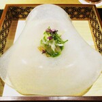 眞善美 - 甘鯛お造り 海月 うるい 葱 山椒ソース、 紫蘇の花が散らしてあります。