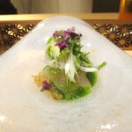 眞善美 - 甘鯛お造り 海月 うるい 葱 山椒ソース、 紫蘇の花が散らしてあります。