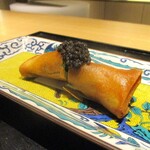 眞善美 - 蛍烏賊と菜の花の春巻き、キャビア乗せ。