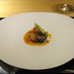 眞善美 - 京都舞鶴産の蒸し黒鮑　肝ソース、豆板醤大豆ソースに芽ネギがあしらわれています。