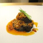 眞善美 - 京都舞鶴産の蒸し黒鮑　肝ソース、豆板醤大豆ソースに芽ネギがあしらわれています。