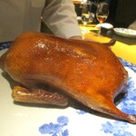 眞善美 - コンガリとあめ色に焼きあがった北京ダック。