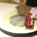 眞善美 - カウンター越しの目の前で巻かれていく北京ダック。