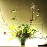 眞善美 - 入店してすぐ左側で私たちを迎えてくれる生花。