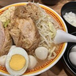 えどもんど - ラーメン（豚2枚・半玉子）（980円）＋うずらの玉子（100円）＋玉ねぎ（100円）＋生玉子（50円）、脂少なめ申告、ニンニクコール