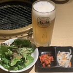Kuroge Wagyuu Yakiniku Karakuniya - 生ビール490円とランチのサラダ・カクテキ・もやしナムル