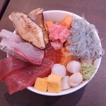 Ooarai Hoteru - 自作の海鮮丼、隠れてしまいましたが、ご飯の上にイクラもたっぷり乗っています