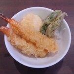 Ooarai Hoteru - 天丼にしましたが、天つゆもタレもなかったのが唯一の不満（スタッフに効いたら申し訳なさそうに無いと言われました）。醤油でいただきました。