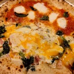 good spoon pizzeria&cheese - ビスマルクとマルゲリータのハーフ&ハーフ　ビスマルクの半熟たまごがベーコンに絡んで美味しい。