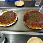 お好み焼 山田屋 - 左.ぶたジャンボ   右.やまだジャンボ
