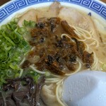純とんこつ無双 - 途中でラーメンに辛子高菜をオン❗