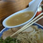 純とんこつ無双 - スープは茶色みが掛かった後を引く旨さ