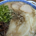純とんこつ無双 - 胡椒とスリ胡麻をオン