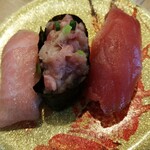 回転寿司 余市番屋 - 左から⇒中トロ、中落ち、赤身。