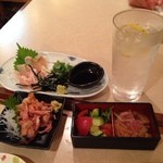 居酒屋 かえる - 鳥刺し、赤貝刺し、お通し

