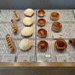 Boulangerie Artisan'Halles - 透けて見えるテーブルトップのカラフルなタイルが美しい