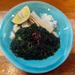 magari - 別皿トッピング(蒸牡蠣に生海苔がかかっているもの、メンマ、玉ねぎ、すだち)