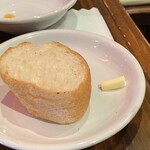FINE - 【パン】
            パンは3つまでお代わり無料！("⊙Д⊙")
            パリッとトーストされて温かいですね♪
            ちぎったパンでパスタのスープをすくい上げて
            美味しく頂きました(*´ч ` *)