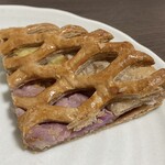 パン工場 - 紫いもパイカット