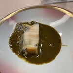 鮨 冨味 - 鮑＋肝ソース（思わず半分食べちゃいました）