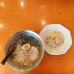 味の店　錦 - "支那麺"と"半チャーハン"のセットです。