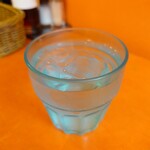 味の店　錦 - 管理画しっかりとしているグラスで提供される、冷たいお水が嬉しい。