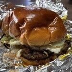 淡路島バーガー - サイズLにチェダーチーズとタマゴ