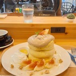 LIKO CAFE - 無花果と紅茶クリームのパンケーキ、ふわふわ生地