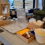 LIKO CAFE - お水は、セルフサービスです。