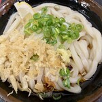 うどん屋 まつはま - ぶっかけ冷（小）300円。レモン付き。ネギ、天かす、しょうがはセルフ。コシ弾力あり、麺の味も旨い。すごく美味しいかったです。