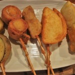 もつ焼 あぶさん - おまかせ５種¥800　右から　ナーベラー、玉ねぎ、豚バラ、うずらベーコン、なす