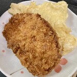 うどん屋 まつはま - チキンカツ130円、カレイ天120円。チキンカツは柔らかく、カレイもホワホワで美味しい！