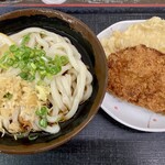 うどん屋 まつはま - ぶっかけ冷（小）300円、チキンカツ130円、カレイ天120円、合計550円。セルフの店、昼前でそんなに混んでないのに、うどんが出てくるのが遅かった。味は美味しいのに、残念。