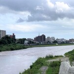 中華そば志のぶ支店 - 店舗前の愛宕橋から広瀬川を