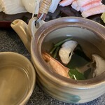 魚真 - サービスのお吸い物は土瓶蒸し風で♪