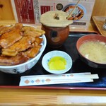 ぶた丼のとん田 - 甕は、追いタレ。