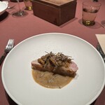 モノリス - ❽ パンタード（ホロホロ鶏）モモ肉、キノコと股肉のムース、ソース・アルビュフェラ。