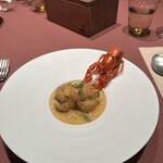 モノリス - ❼ 舌平目で巻いたホタテのムース、エクルヴィス。