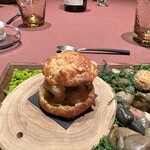 モノリス - シラス、クリームチーズ、スモークサーモン、アボカド、ケッパー、アーモンドのシューグジェール。