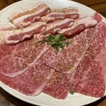 松庵 韓菜房 - 薄切りお肉を野菜で巻いて