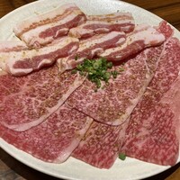 松庵 韓菜房 栄大津通店 - 薄切りお肉を野菜で巻いて