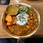 Kyon world curry - ネパールチキンカレーとポークカレーの相盛り