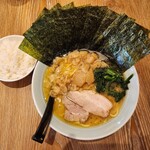 銀家 - こってりラーメン(1000円)です。