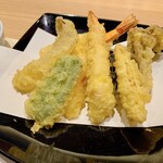 Tempura Dokoro Wakasugi - 彩り天ぷら（魚介と野菜の日替わり天ぷら）八品